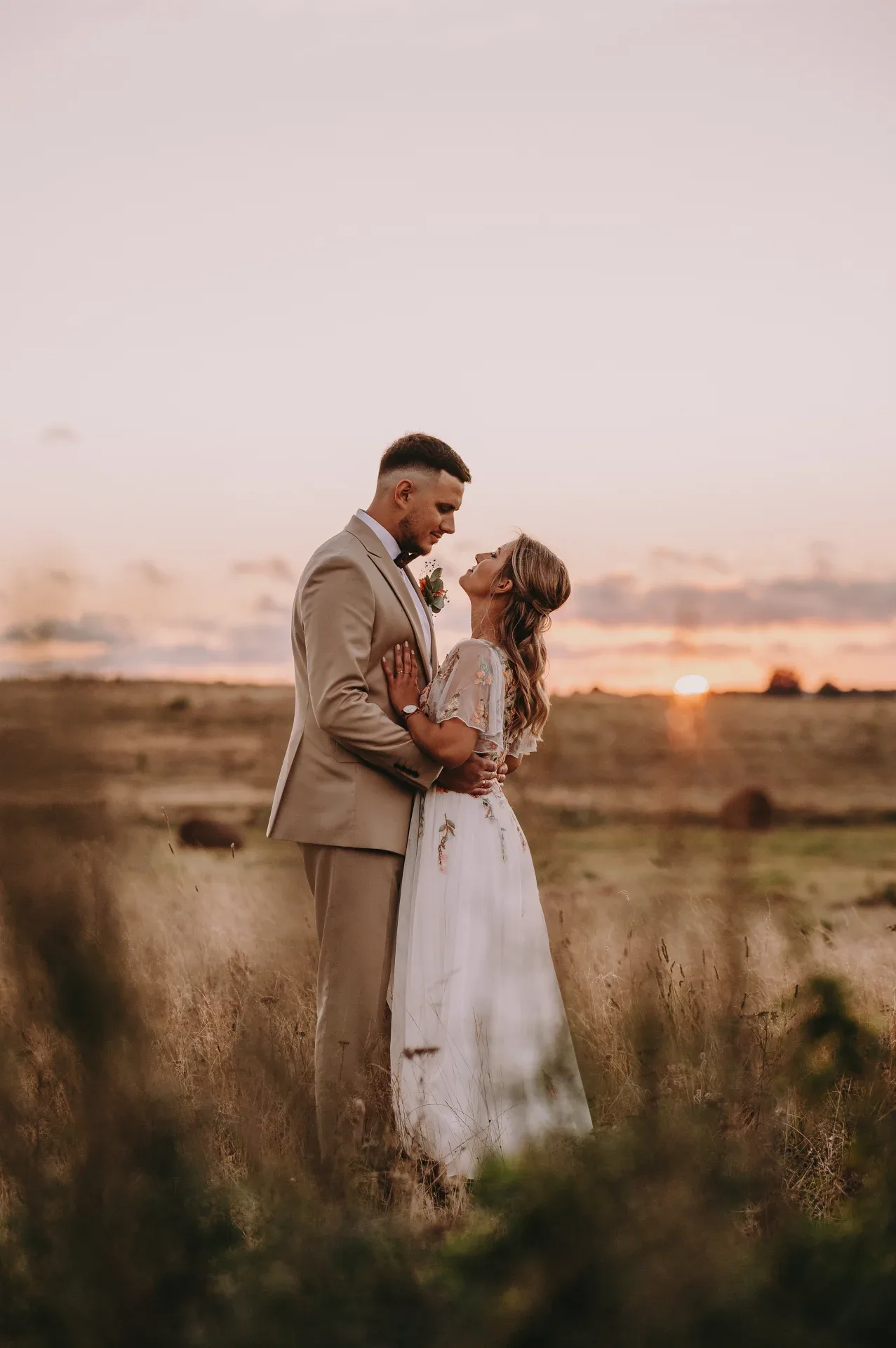 Fotograf ślubny Szczecin - para młoda na schodach zabytkowego budynku